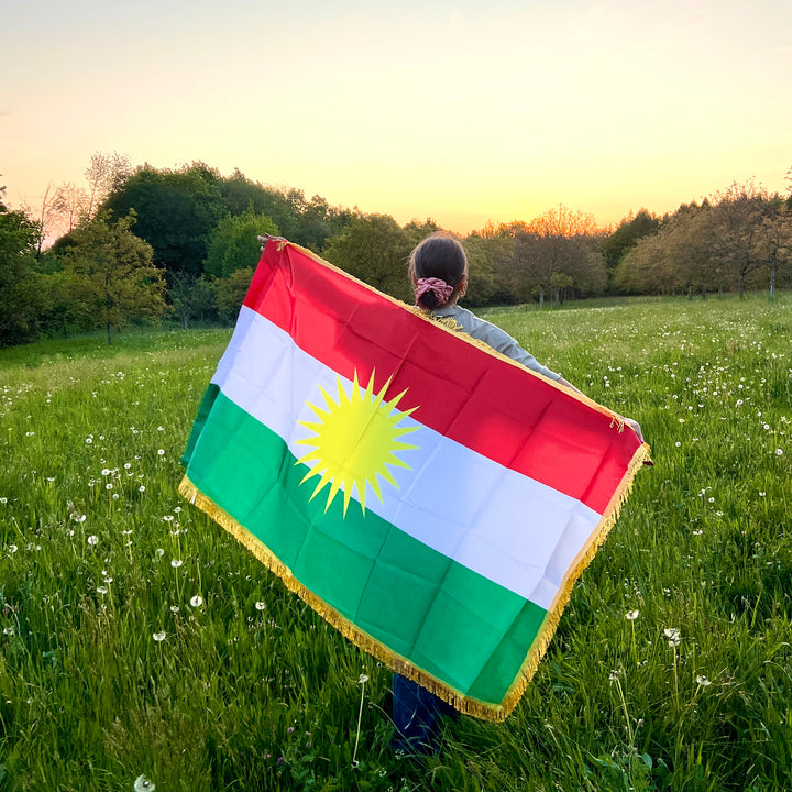 Kurdistan Flagge mit Fransen